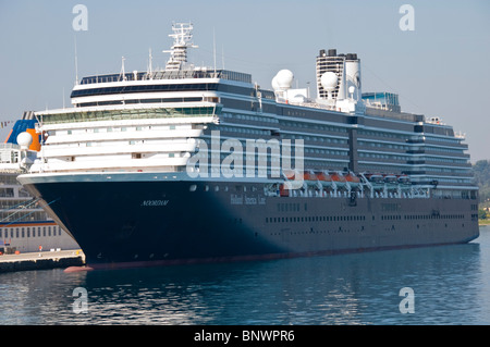 Holland America NOORDAM croisière touristique dans la région de Harbour sur l'île grecque de Corfou Grèce GR Banque D'Images