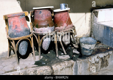 Amphoraes contenant de l'eau potable dans les rues de Louxor en Égypte. Banque D'Images