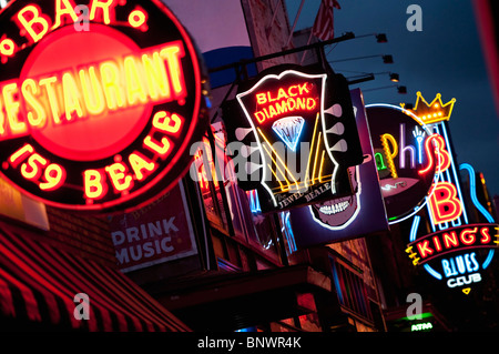 Bar lumineux signes sur Beale Street à Memphis Banque D'Images