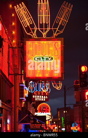 Bar lumineux signes sur Beale Street à Memphis Banque D'Images