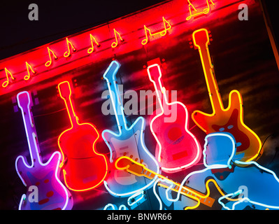 Guitares illuminés sur Beale Street à Memphis Banque D'Images