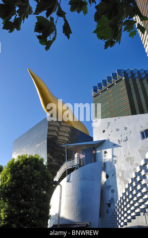 Low angle shot de la "flamme d'or' (conçu par Philippe Starck) sur le dessus de la bière Asahi Hall à Tokyo Asakusa du salon (Japon) Banque D'Images