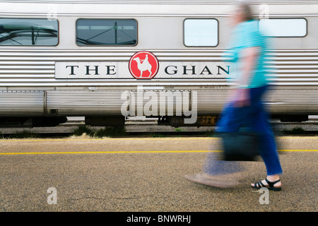 Le Ghan train de voyageurs à Alice Springs. Alice Springs, Territoire du Nord, Australie. Banque D'Images