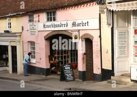 Un vieux magasin d'antiquités dans le Knockhundred Marché, Midhurst, Sussex, GU29. Banque D'Images