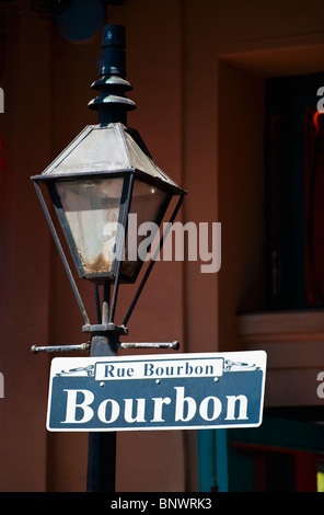 Lampadaire et Bourbon Street sign in New Orleans Banque D'Images