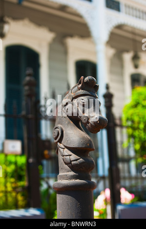 Statue de fer d'une tête de cheval sur le dessus d'un poste Banque D'Images