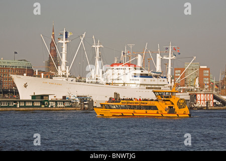 Le Cap San Diego Museum Ship est passé par un bateau à l'atterrissage d'St Pauli (Landungsbruecken) de Hambourg, Allemagne. Banque D'Images