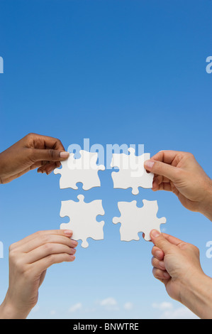 Hands holding puzzle pieces Banque D'Images