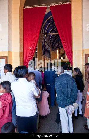 Debout dans le vestibule de la cathédrale catholique d'Antsirabe, Antsirabe, Madagascar c'est lors de la messe. Banque D'Images