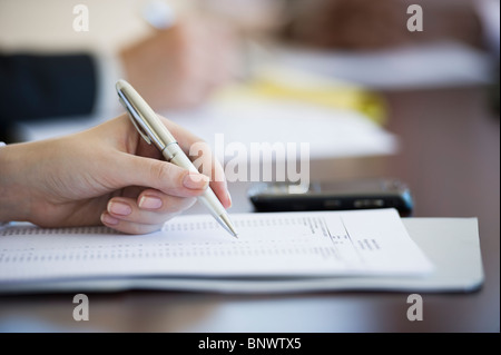 Hand holding pen Banque D'Images