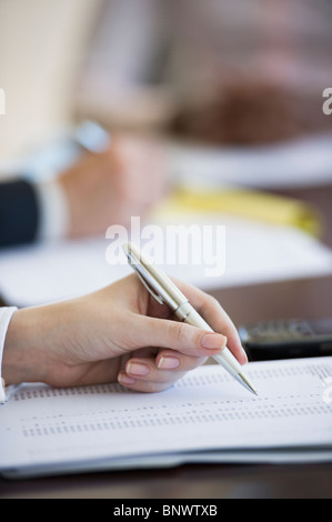 Hand holding pen Banque D'Images