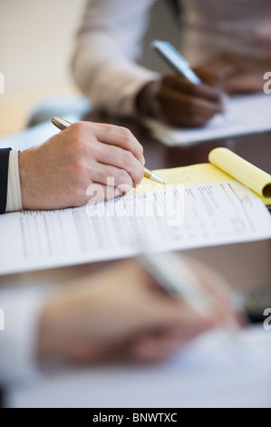 Les gens d'affaires écrit des notes au cours de la réunion d'affaires Banque D'Images