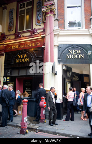 Leadenhall Market et Nouvelle Lune pub à Londres avec les travailleurs de la ville de boire Banque D'Images