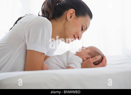 Mère partager un moment de tendresse avec son bébé Banque D'Images