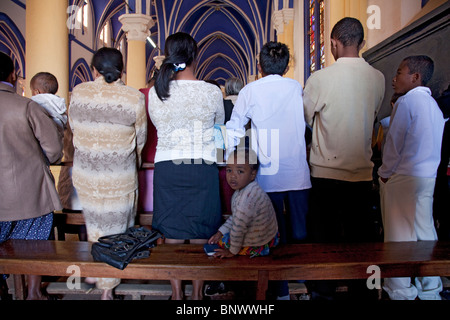 Des fidèles dans un panier-Dimanche matin Messe à Antsirabé cathédrale catholique romaine, Antsirabe, Madagascar Banque D'Images