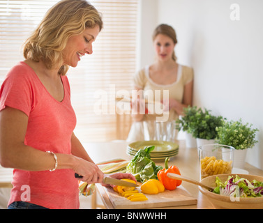 Woman preparing salad Banque D'Images