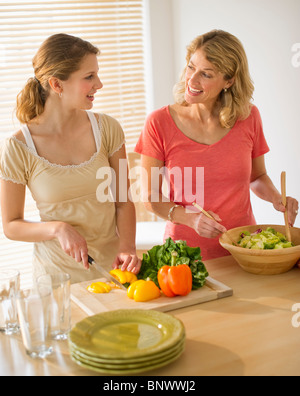 Deux femmes preparing salad Banque D'Images