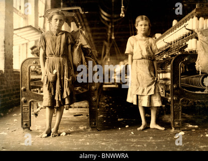 Spinners dans une filature de coton - Travail des enfants, vers 1911 Banque D'Images