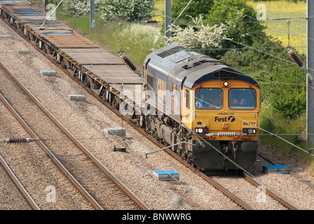 Première Classe 66 Transport GBRF locomotive vide les wagons de fret ferroviaire sur l'anglais. Banque D'Images