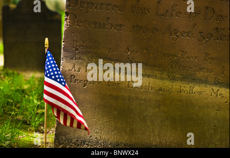 Drapeau américain en face de tombstone Banque D'Images
