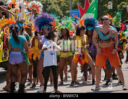 Groupe de participants au Festival Caribana non identifiés au cours de robes colorées la parade principale le 31 juillet 2010, à Toronto Banque D'Images