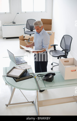 Businessman working in nouveau bureau Banque D'Images