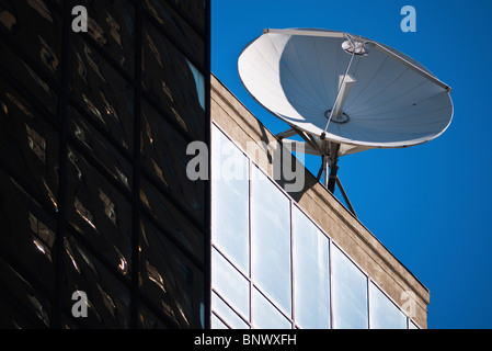 Antenne parabolique sur le toit du bâtiment, Banque D'Images