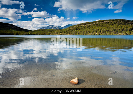 En regardant vers le lac Pyramid Mountain dans le Hawk Colin Gamme Jasper National Park, Alberta, Canada Banque D'Images