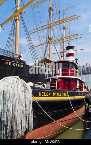 Bateau amarré au South Street Seaport Banque D'Images