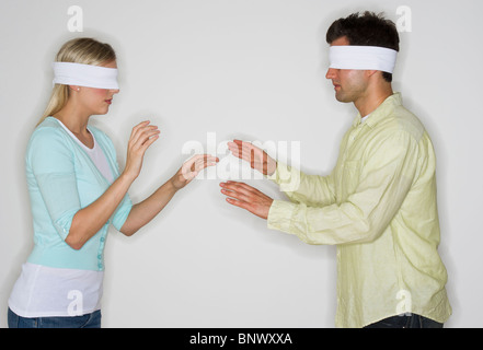 Les yeux bandés pour chaque couple à la recherche d'autres Banque D'Images