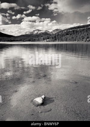 En regardant vers le lac Pyramid Mountain dans le Hawk Colin Gamme Jasper National Park, Alberta, Canada Banque D'Images