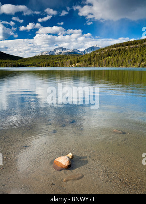 En regardant vers le lac Pyramid Mountain dans le Hawk Colin Gamme Jasper National Park, Alberta, Canada Banque D'Images