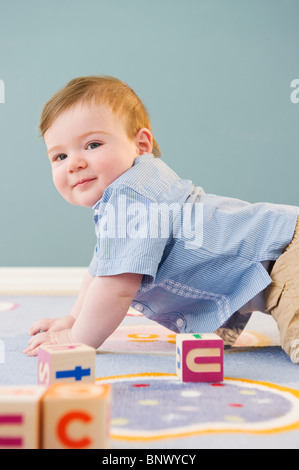 Enfant jouant avec des blocs Banque D'Images