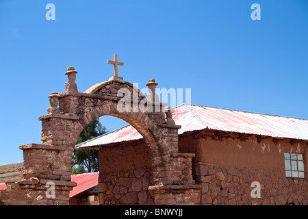 Certains détails architecturaux des buidlings dans l'Isla Taquile, Lac Titicaca, au Pérou. Remarquez les chapeaux sur les sculptures. Banque D'Images