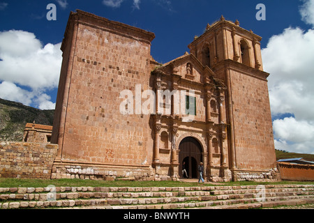 Vue sur l'église Saint Jacques de Pupuja à Puno, Pérou. Banque D'Images