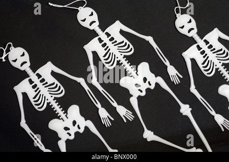 Trois squelettes pour Halloween - squelettes dansant sur fond noir - concept d'anorexiques skinny mince Banque D'Images