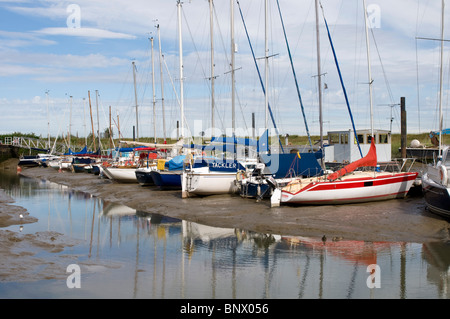 Bateaux sur la vase à marée basse dans la rigole de marina conyer creek Banque D'Images