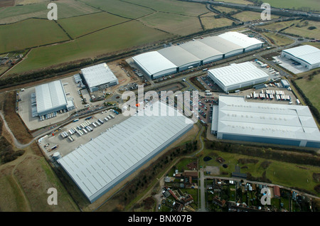 Vue aérienne du centre de distribution d'Amazon en Brogborough, Bedfordshire, Royaume-Uni Banque D'Images