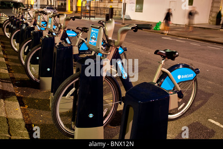 Une station futuriste dans le cadre du nouveau service de location de vélos Barclays de Londres, Londres, Angleterre, Royaume-Uni. Banque D'Images