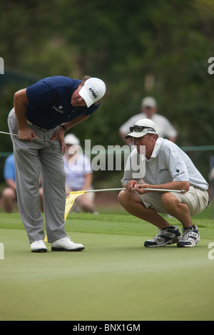 Phil Michelson et caddie Jim 'Bones' MacKay discuter d'un putt sur le 12ème green durant une pratique de la ronde 2009 joueurs Banque D'Images