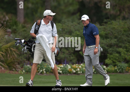 Phil Michelson et caddie Jim 'Bones' MacKay à pied à la couleur verte de la 13e par 3 durant une pratique tour des joueurs 2009 Banque D'Images