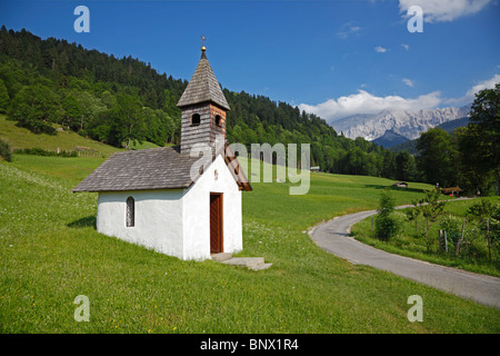 L'une des nombreuses chapelles catholiques dans les montagnes près de la Partnachklamm dans le quartier de Garmisch-Partenkirchen, Banque D'Images