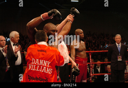 Heavyweight Danny Williams bat Matt Skelton dans leur première réunion à l'ExCel Arena à Londres UK Banque D'Images