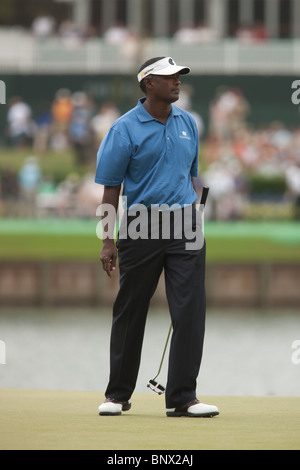 Vijay Singh putts sur le 17e vert pendant une pratique de la ronde 2009 Championnat des Joueurs. Banque D'Images