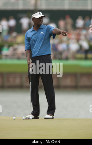 Vijay Singh putts sur le 17e vert pendant une pratique de la ronde 2009 Championnat des Joueurs. Banque D'Images