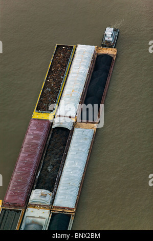 Vue aérienne au-dessus de remorqueur Bateau poussant des barges chargées de Baton Rouge en Louisiane Mississippi Banque D'Images