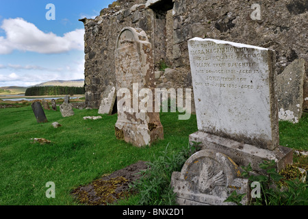 Les pierres tombales dans le cimetière de Cill Chriosd Kilchrist / Église sur l'île de Skye, Highlands, Scotland, UK Banque D'Images