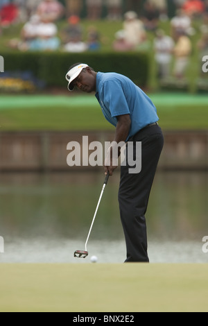 Vijay Singh putts sur le 17e vert pendant une pratique de la ronde 2009 Championnat des Joueurs. Banque D'Images