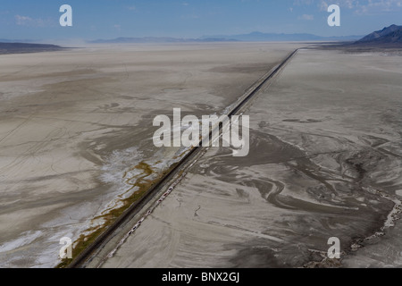 Photographie aérienne de la route à travers un désert desert Nevada Banque D'Images