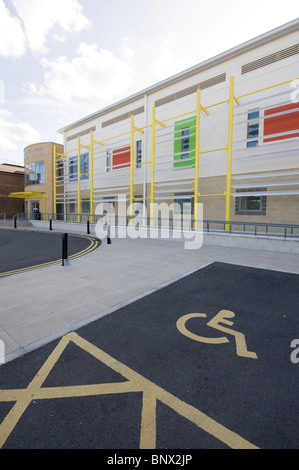 Baie de stationnement pour personnes handicapées à l'avant de l'hôpital Mount Vernon, un fauteuil roulant est peint sur le sol de l'hôpital est en arrière-plan Banque D'Images